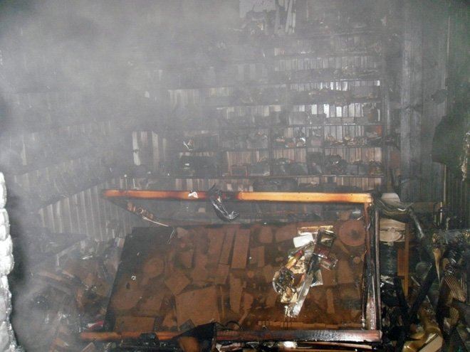 В Казани ночью на улице Мавлютова сгорел торговый павильон 